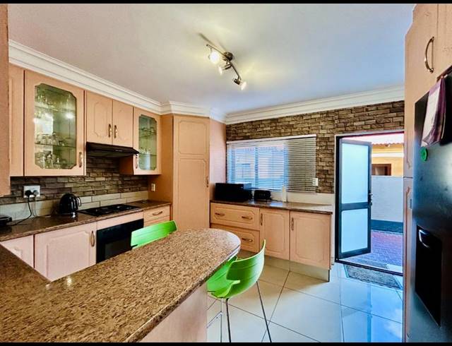 6 BEDROOM HOUSE FOR SALE IN SAVANNAH COUNTRY ESTATE